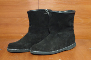 Угги  мужские, на  микропоре,из черного обувного спилка -велюра, внутри - овчина. Размер 41-47 оптовая цена 2 100 рублей